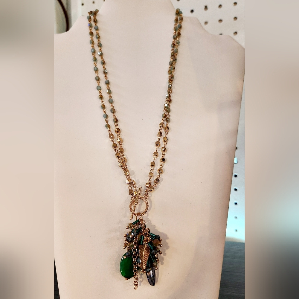 Chic Gold and Green Pendant Necklace
